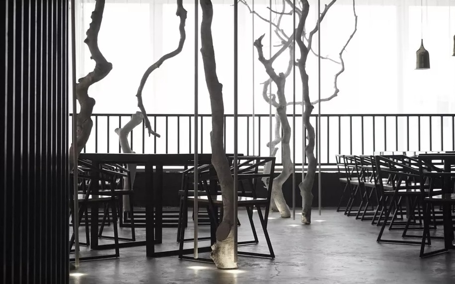 自然與城市融合的原始工業(yè)風餐廳設計方案