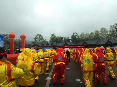 第六屆燕子山“槐花節(jié)”萬(wàn)人徒步越花海 共賞生態(tài)公園觀光盛景